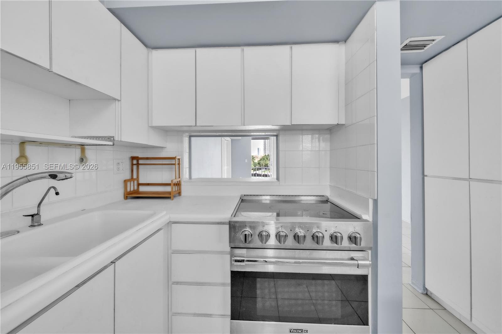 3030 Marcos Dr, Aventura FL 33160 — 11