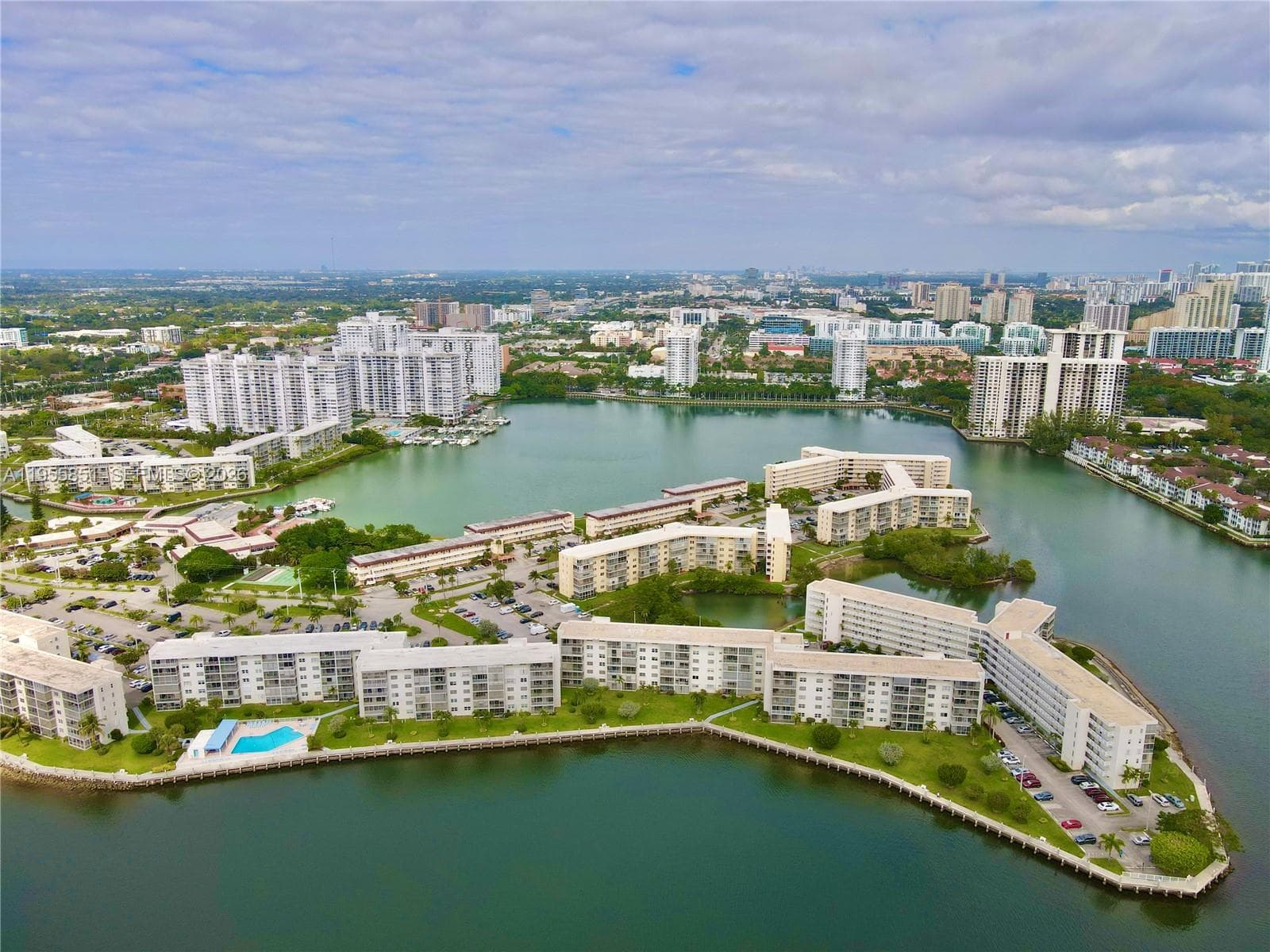 3030 Marcos Dr, Aventura FL 33160 — 40
