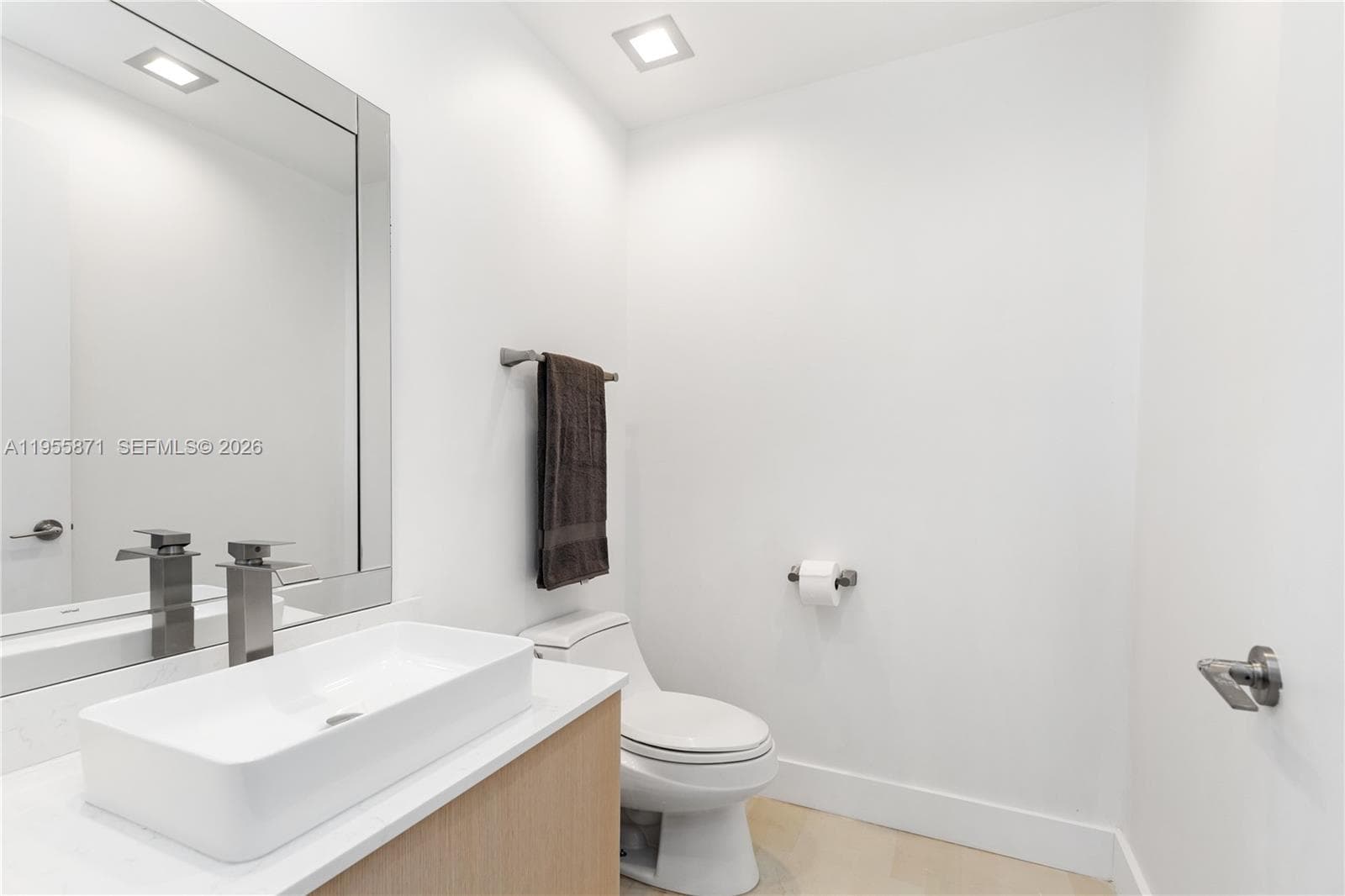 300 S Pointe Dr # 907, Miami Beach FL 33139 — 52