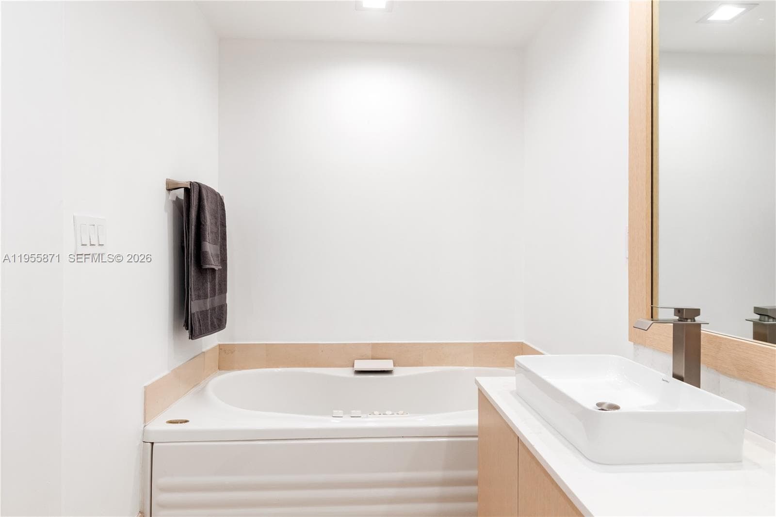300 S Pointe Dr # 907, Miami Beach FL 33139 — 56