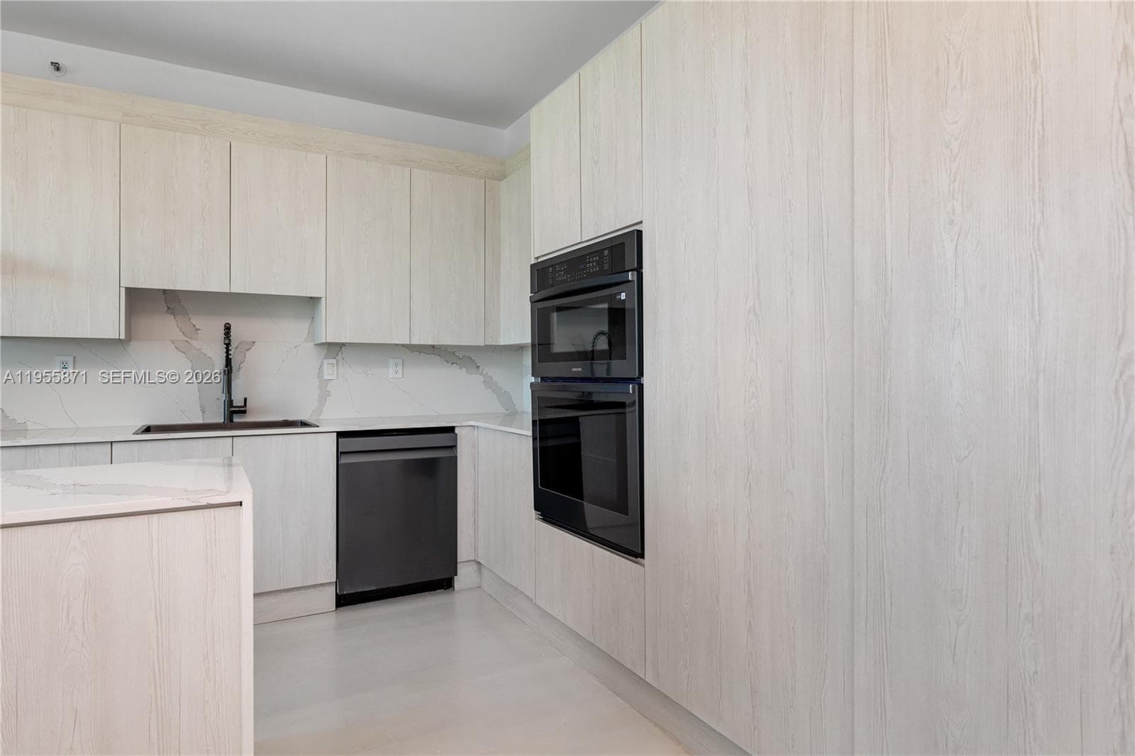 300 S Pointe Dr # 907, Miami Beach FL 33139 — 18