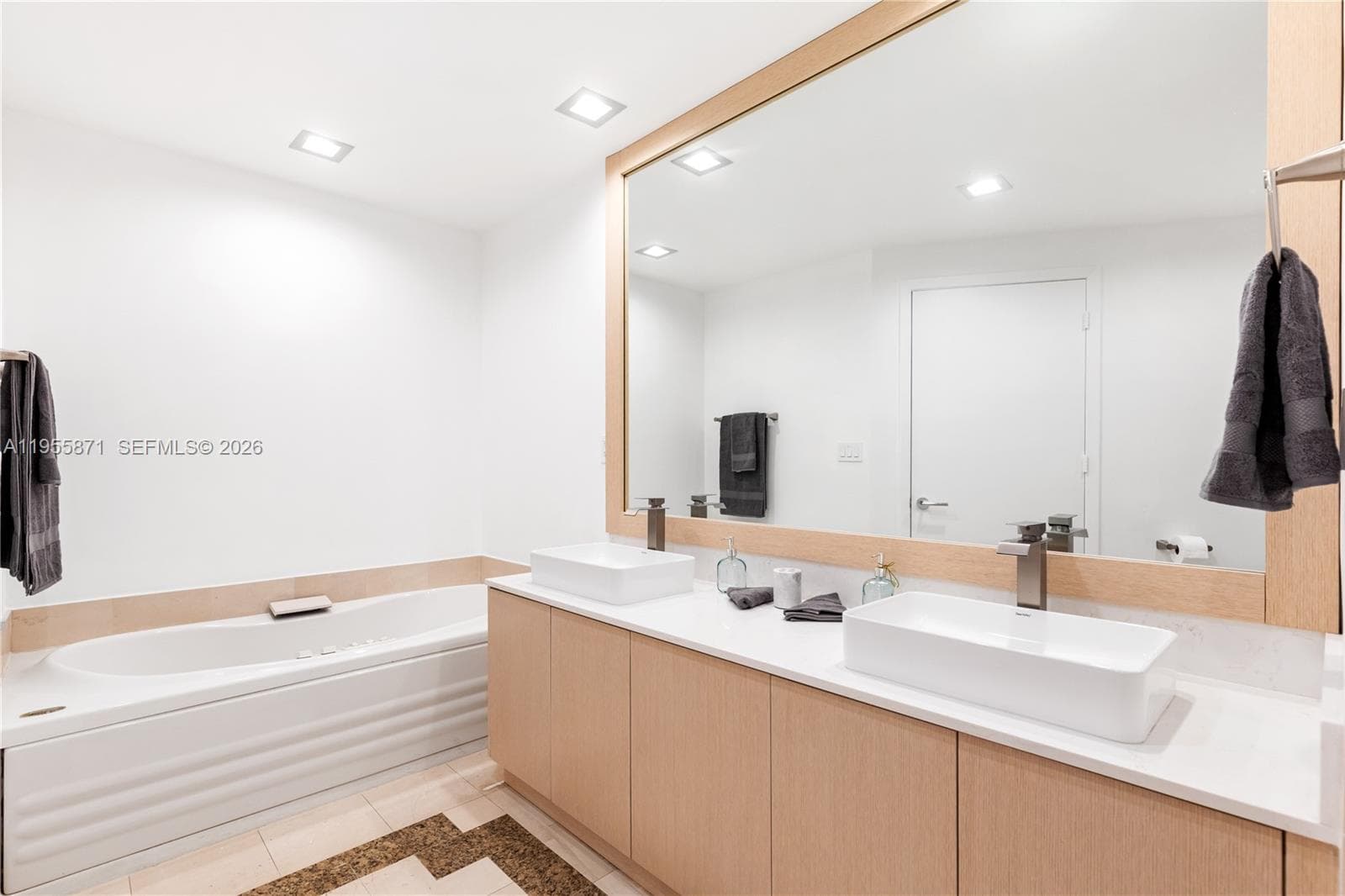 300 S Pointe Dr # 907, Miami Beach FL 33139 — 51