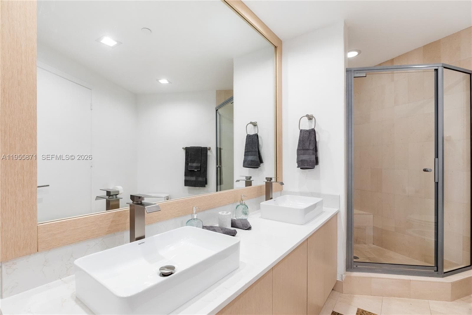 300 S Pointe Dr # 907, Miami Beach FL 33139 — 55
