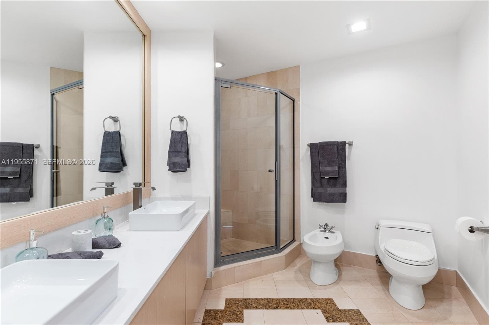 300 S Pointe Dr # 907, Miami Beach FL 33139 — 54