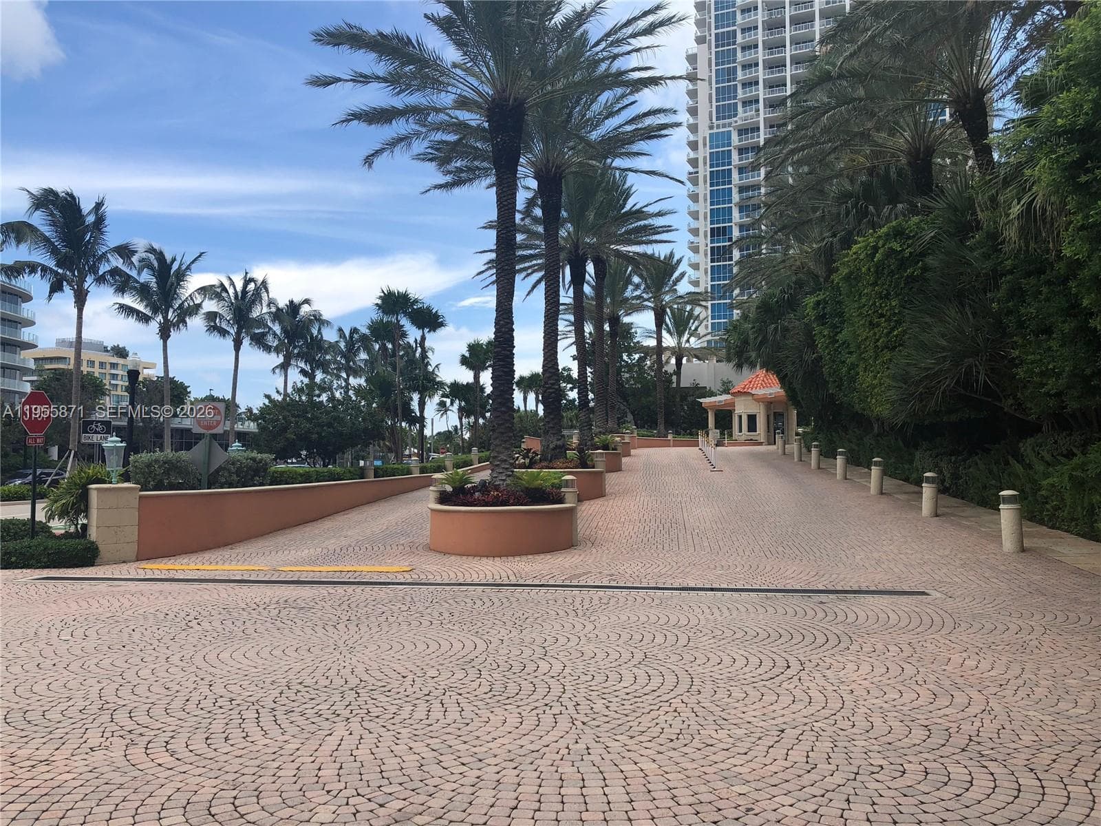 300 S Pointe Dr # 907, Miami Beach FL 33139 — 58