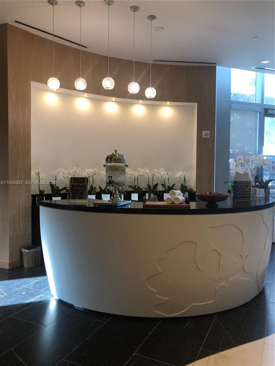 851 NE 1st Ave # 4604, Miami FL 33132 — 72