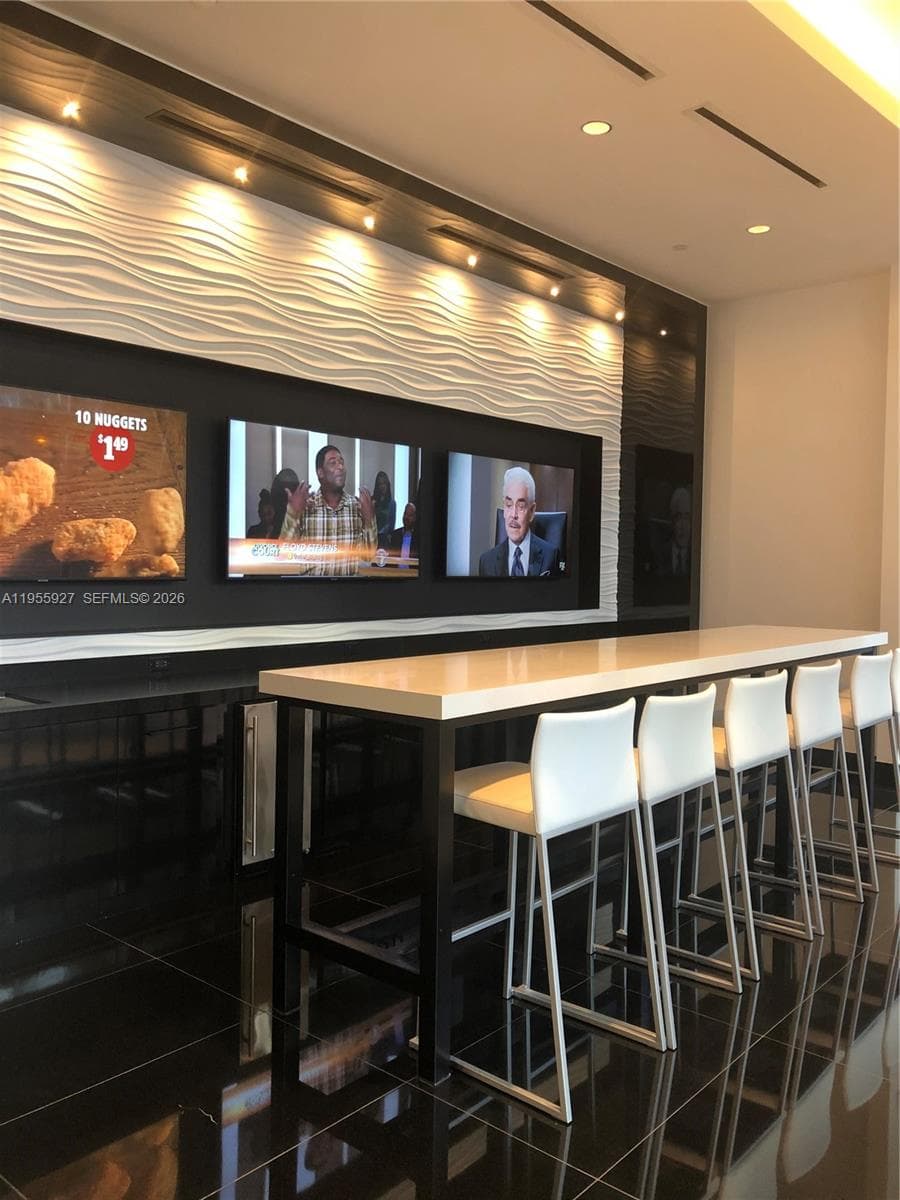 851 NE 1st Ave # 4604, Miami FL 33132 — 71