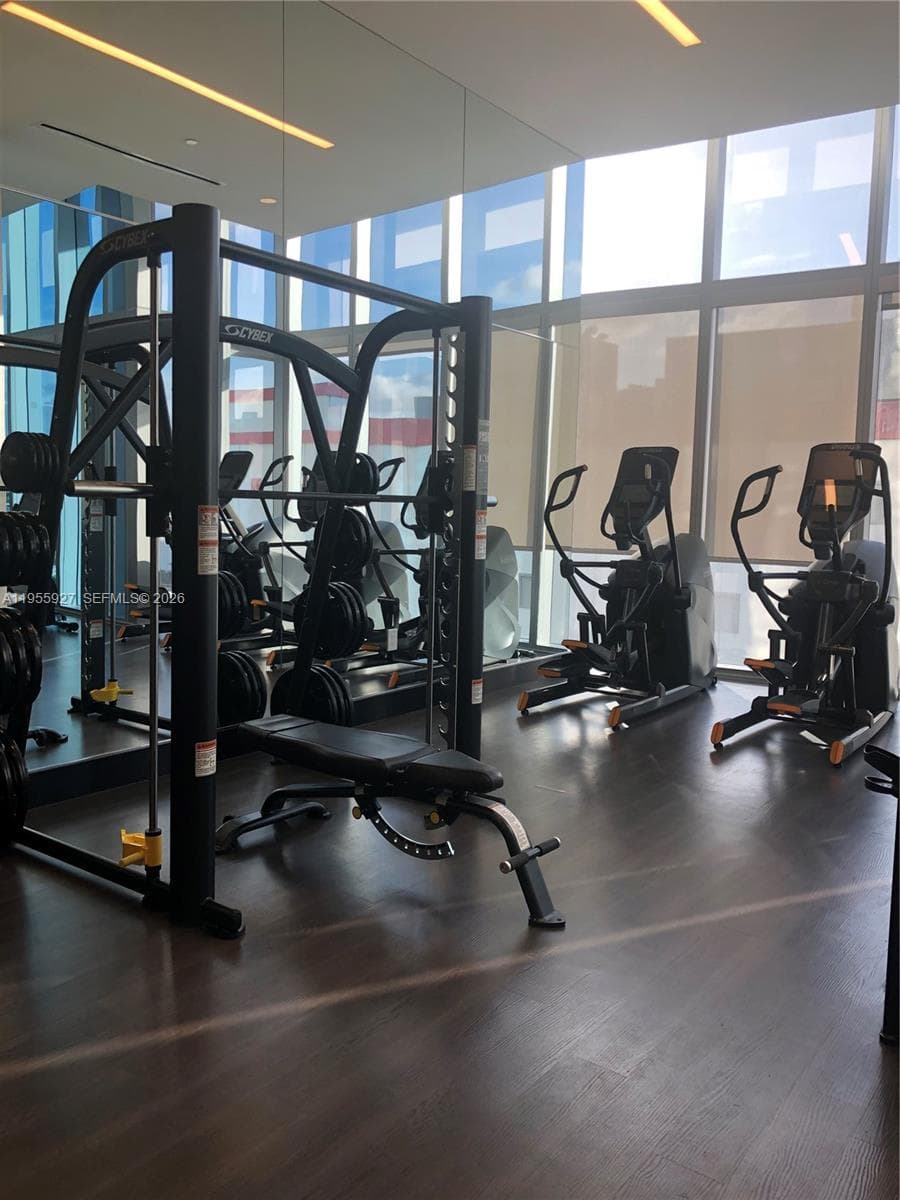 851 NE 1st Ave # 4604, Miami FL 33132 — 68
