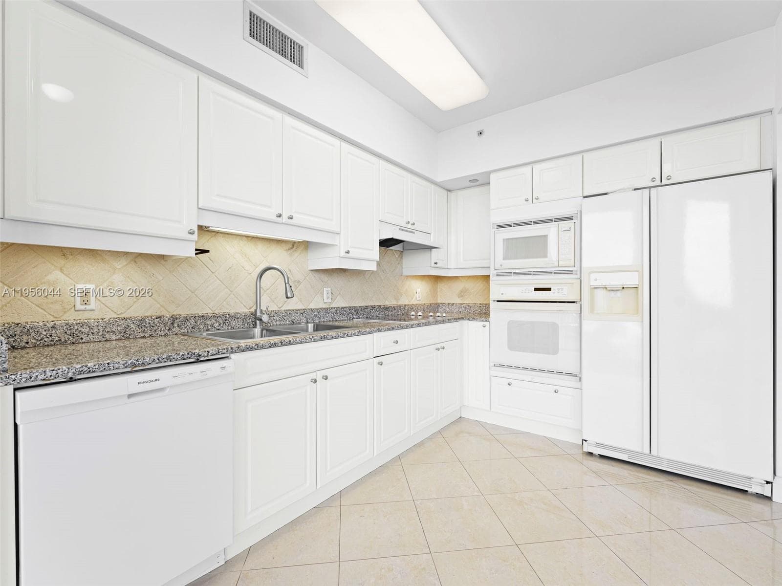 Blue Diamond Condo, Miami Beach, FL — 7