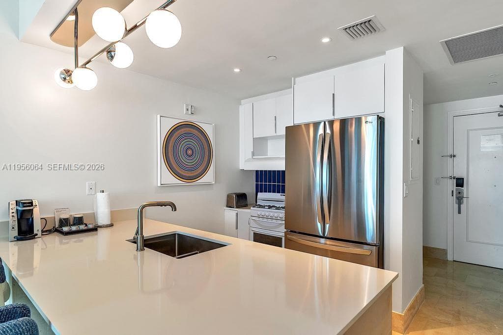 4401 Collins Ave # 1712, Miami Beach FL 33140 — 8