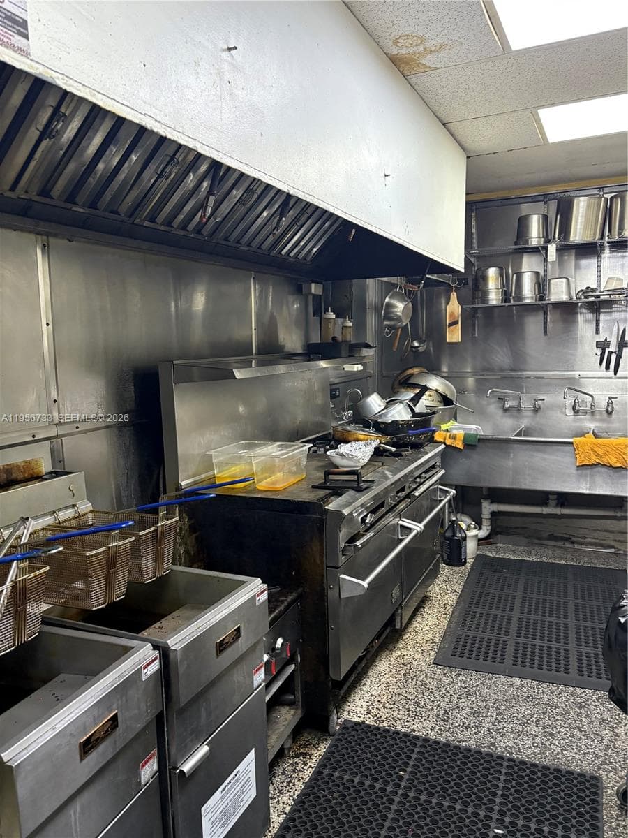 8401 NW South River Dr, Medley FL 33166 — 17