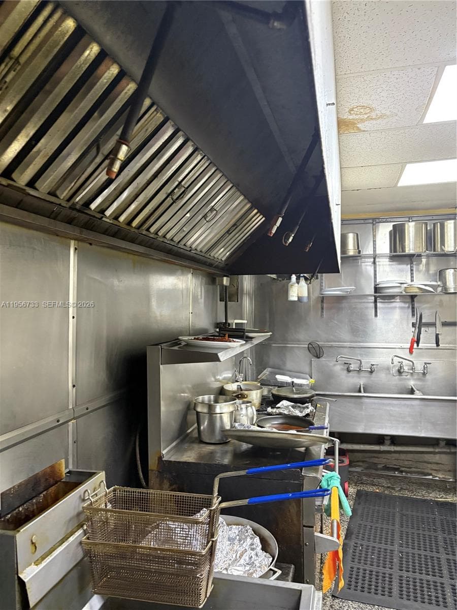 8401 NW South River Dr, Medley FL 33166 — 15