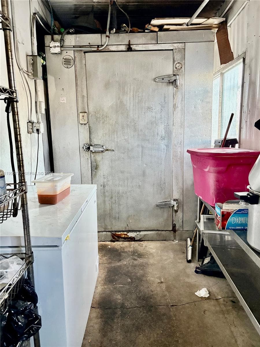 8401 NW South River Dr, Medley FL 33166 — 19