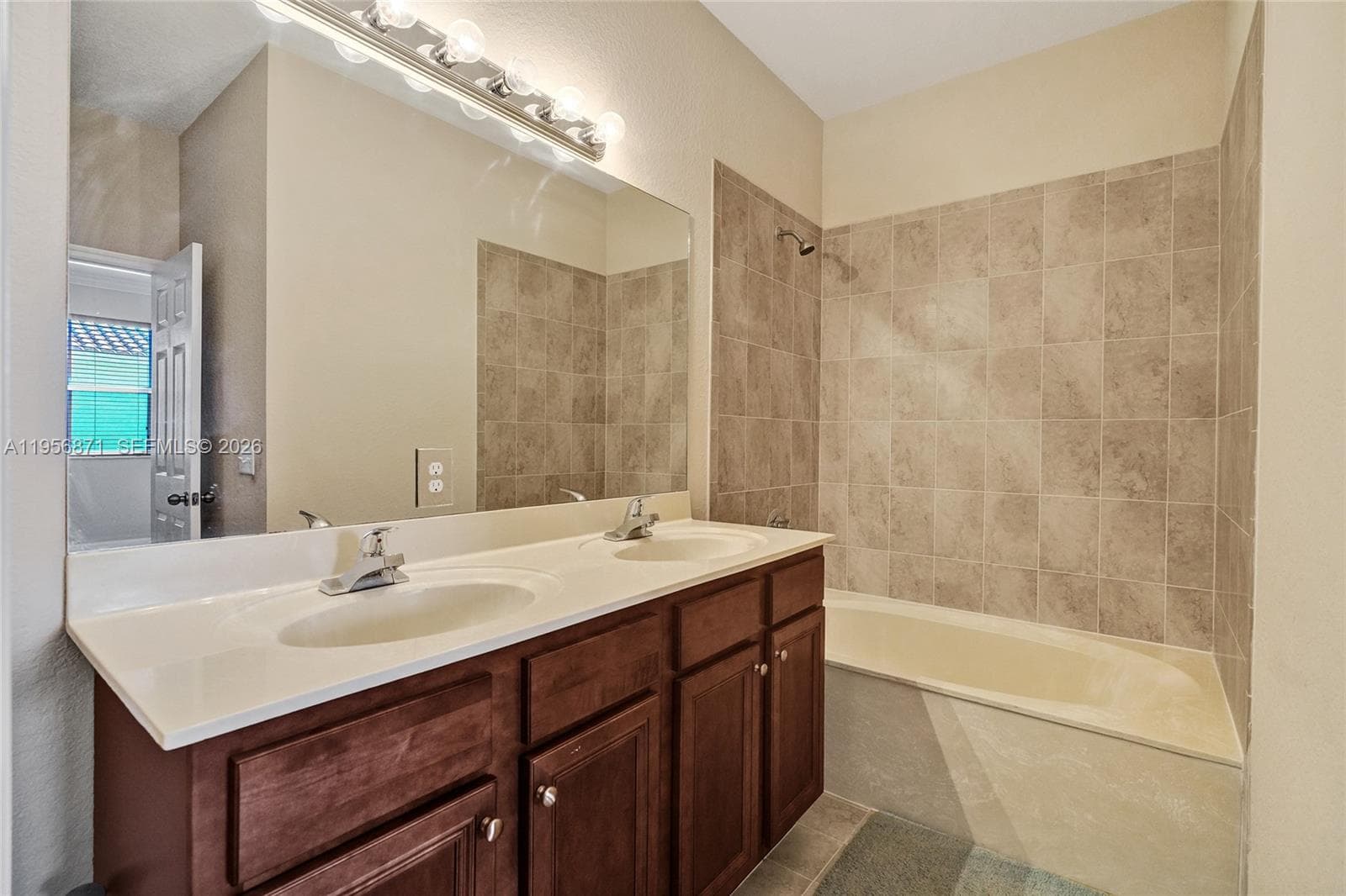 1042 NE 207th Ter, Miami FL 33179 — 33
