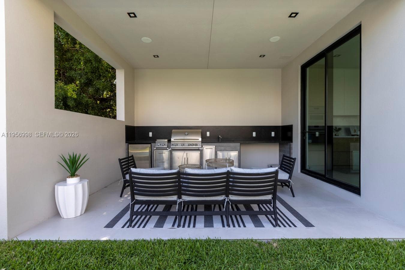 3200 Thomas Ave, Miami FL 33133 — 57