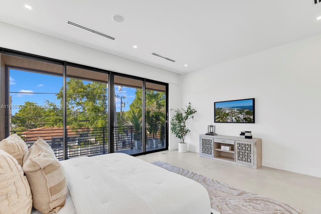 3200 Thomas Ave, Miami FL 33133 — 32