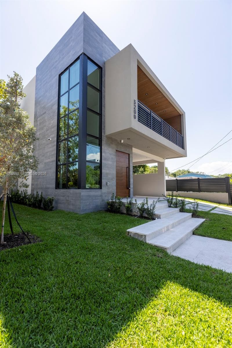 3200 Thomas Ave, Miami FL 33133 — 60