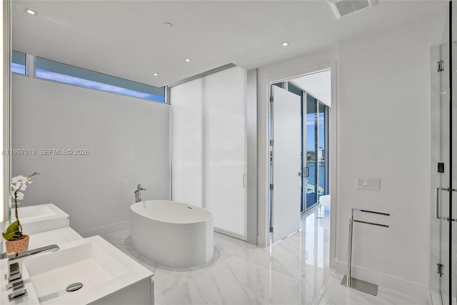 3750 Yacht Club Dr, Aventura FL 33180 — 32