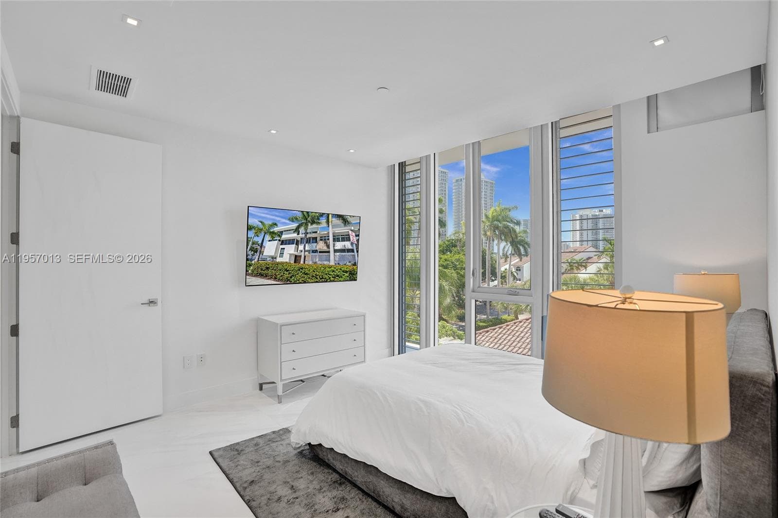 3750 Yacht Club Dr, Aventura FL 33180 — 40
