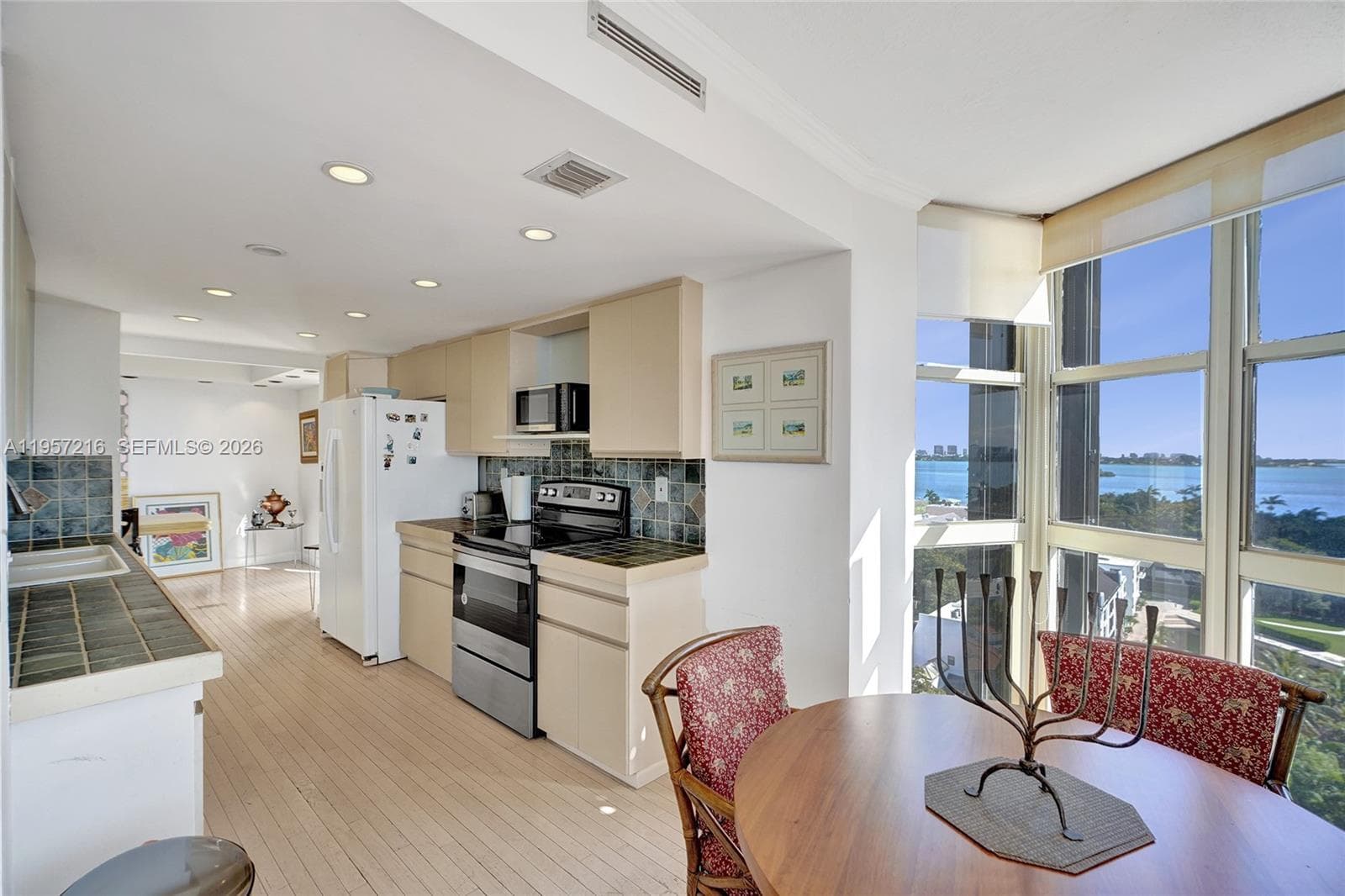 1000 Quayside Ter # 1402, Miami FL 33138 — 17