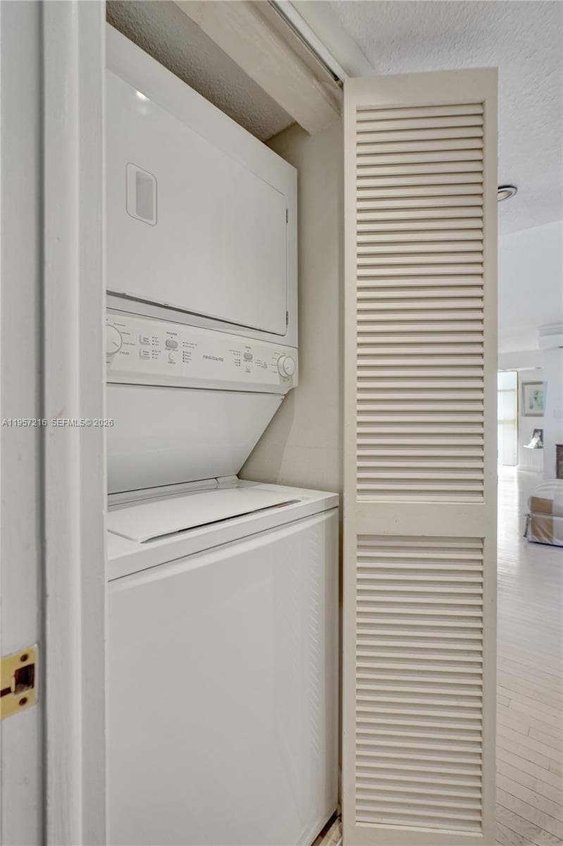 1000 Quayside Ter # 1402, Miami FL 33138 — 53