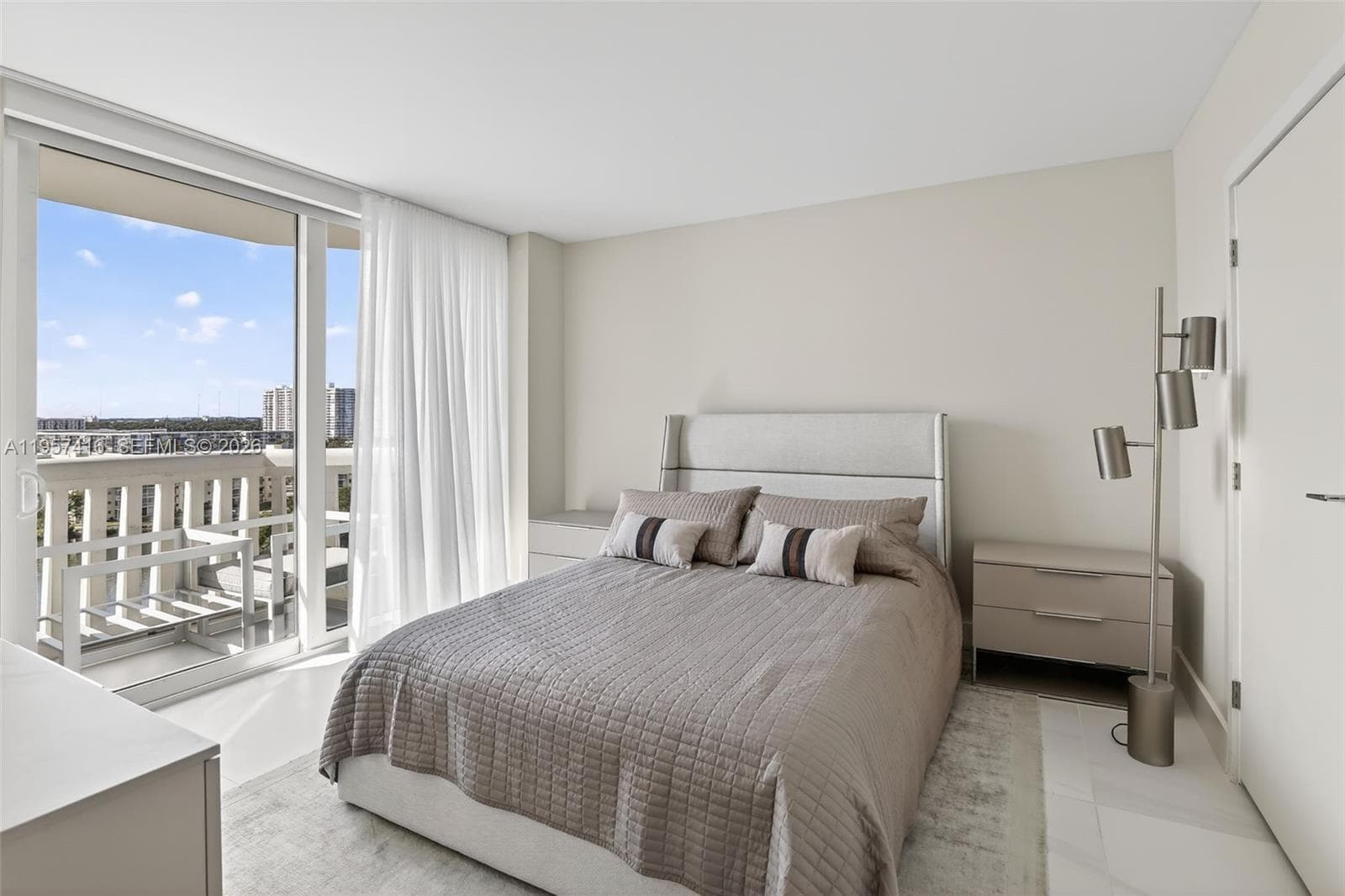 1000 W Island Blvd # 1009, Aventura FL 33160 — 32