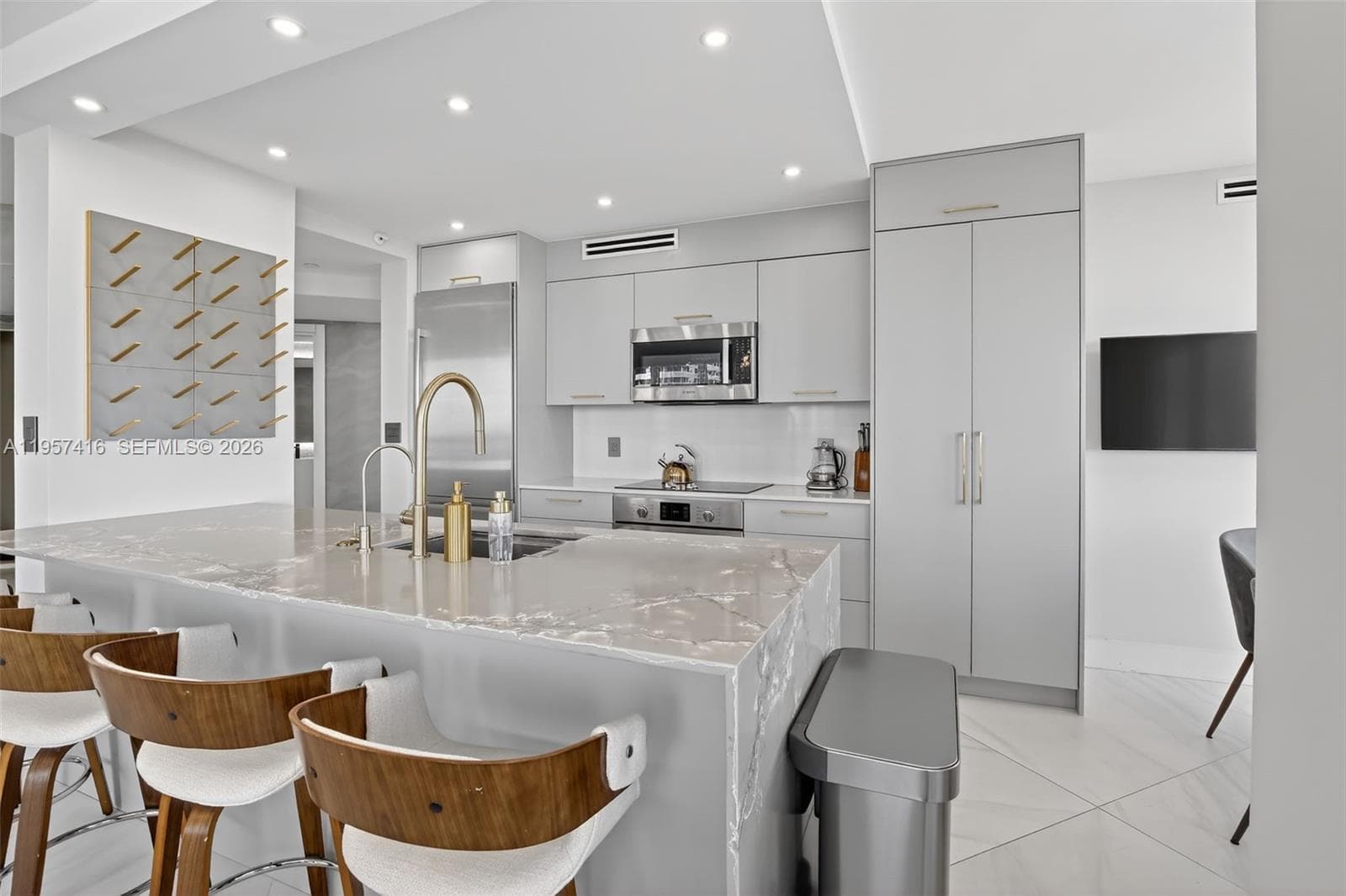 1000 W Island Blvd # 1009, Aventura FL 33160 — 9