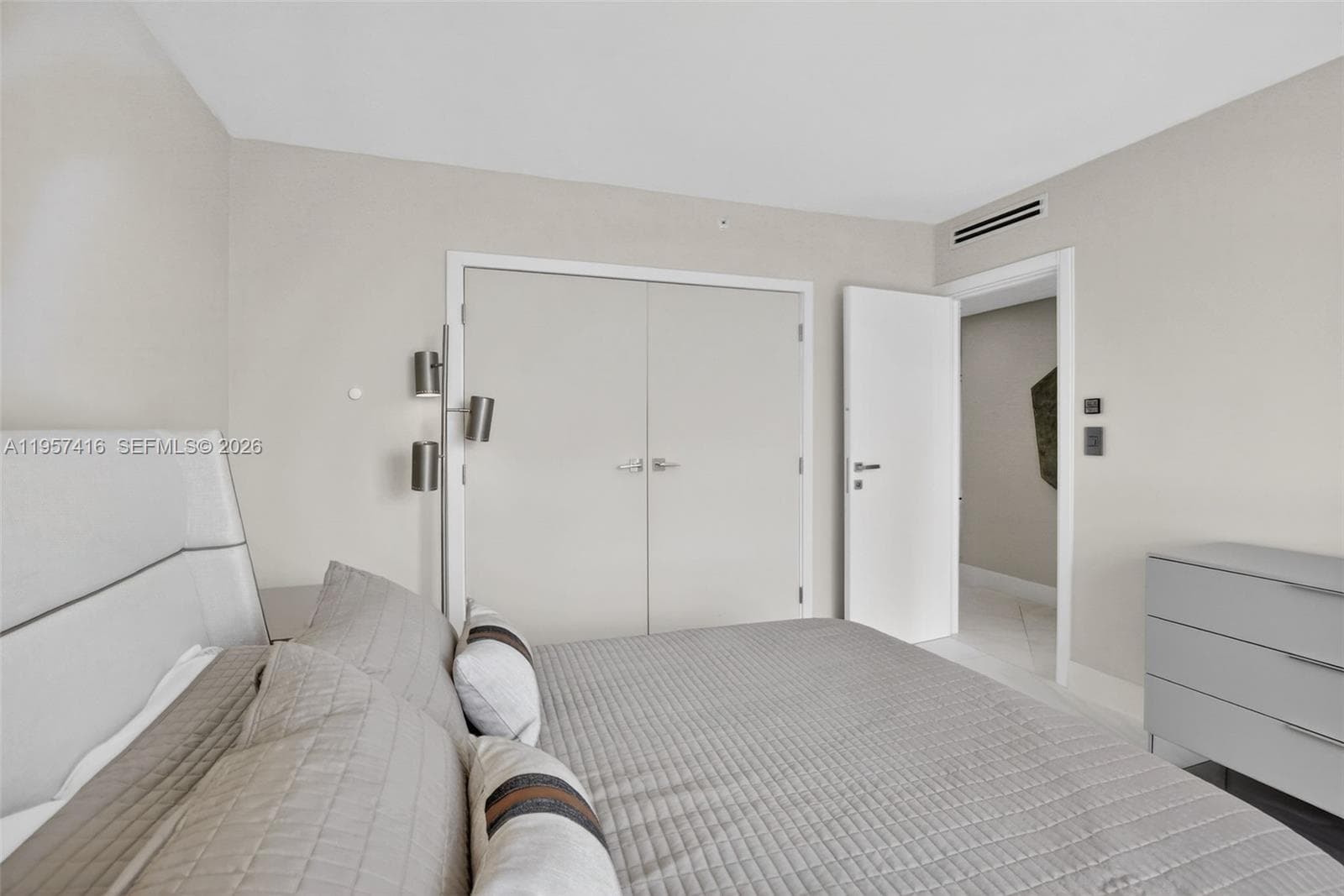 1000 W Island Blvd # 1009, Aventura FL 33160 — 33