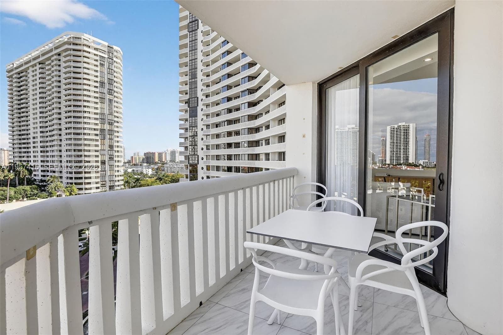 1000 W Island Blvd # 1009, Aventura FL 33160 — 37