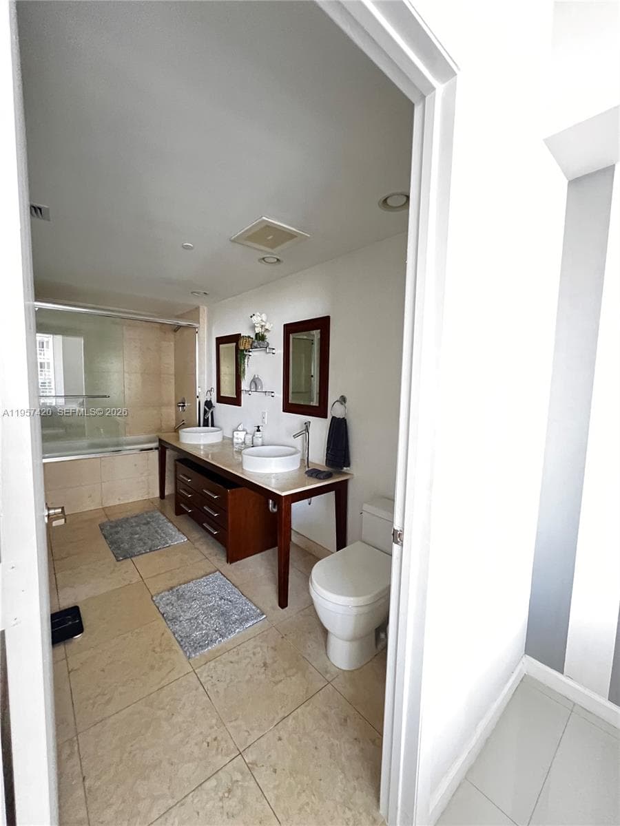 475 Brickell Ave # 4511, Miami FL 33131 — 32