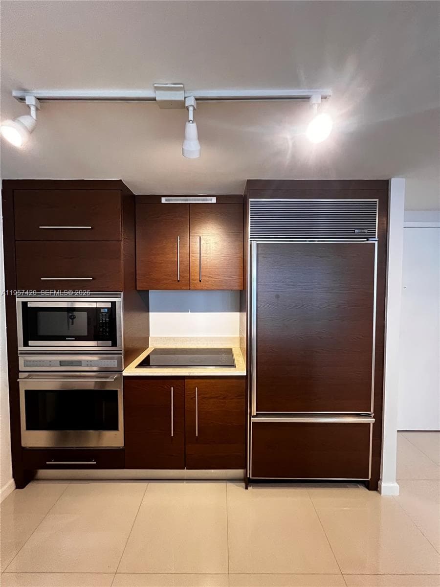 475 Brickell Ave # 4511, Miami FL 33131 — 18