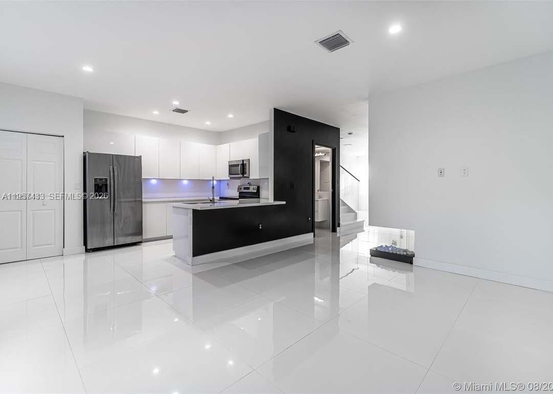 10301 W 32nd Ln, Hialeah FL 33018 — 7