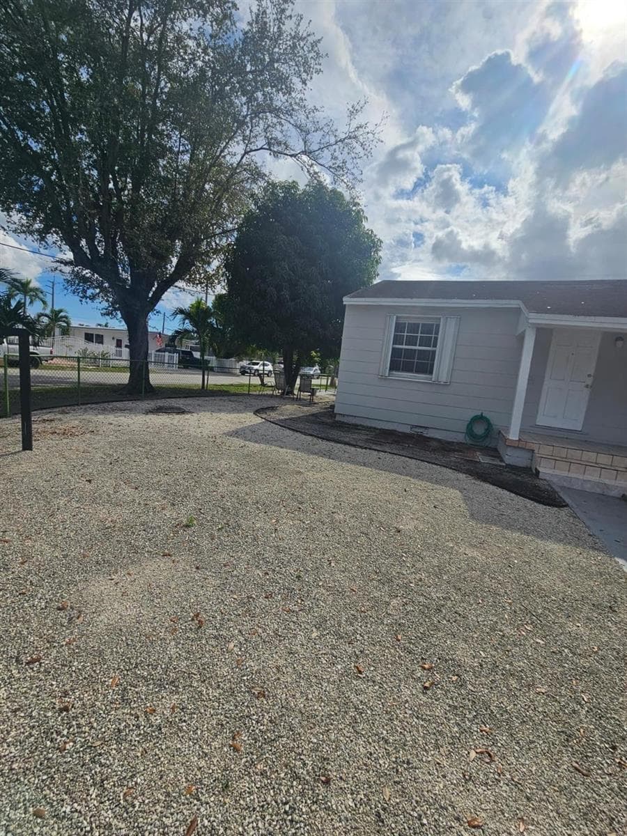 3500 NW 12th Street, Miami FL 33125 — 32