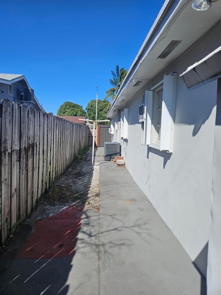 3500 NW 12th Street, Miami FL 33125 — 35