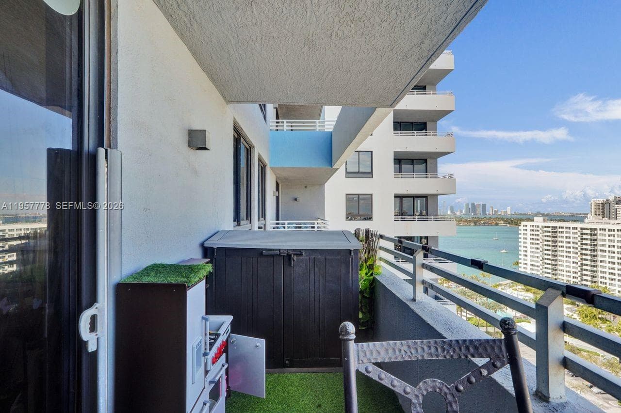 1330 West Ave # 1811, Miami Beach FL 33139 — 32