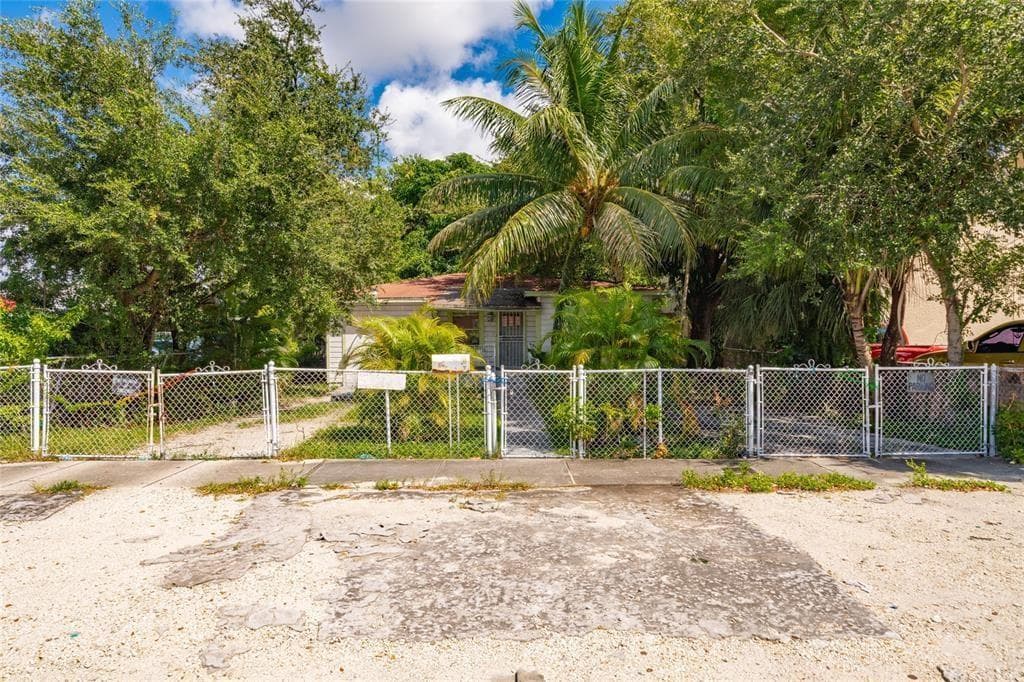 2621 NW 32nd Street, Miami FL 33142 — 5