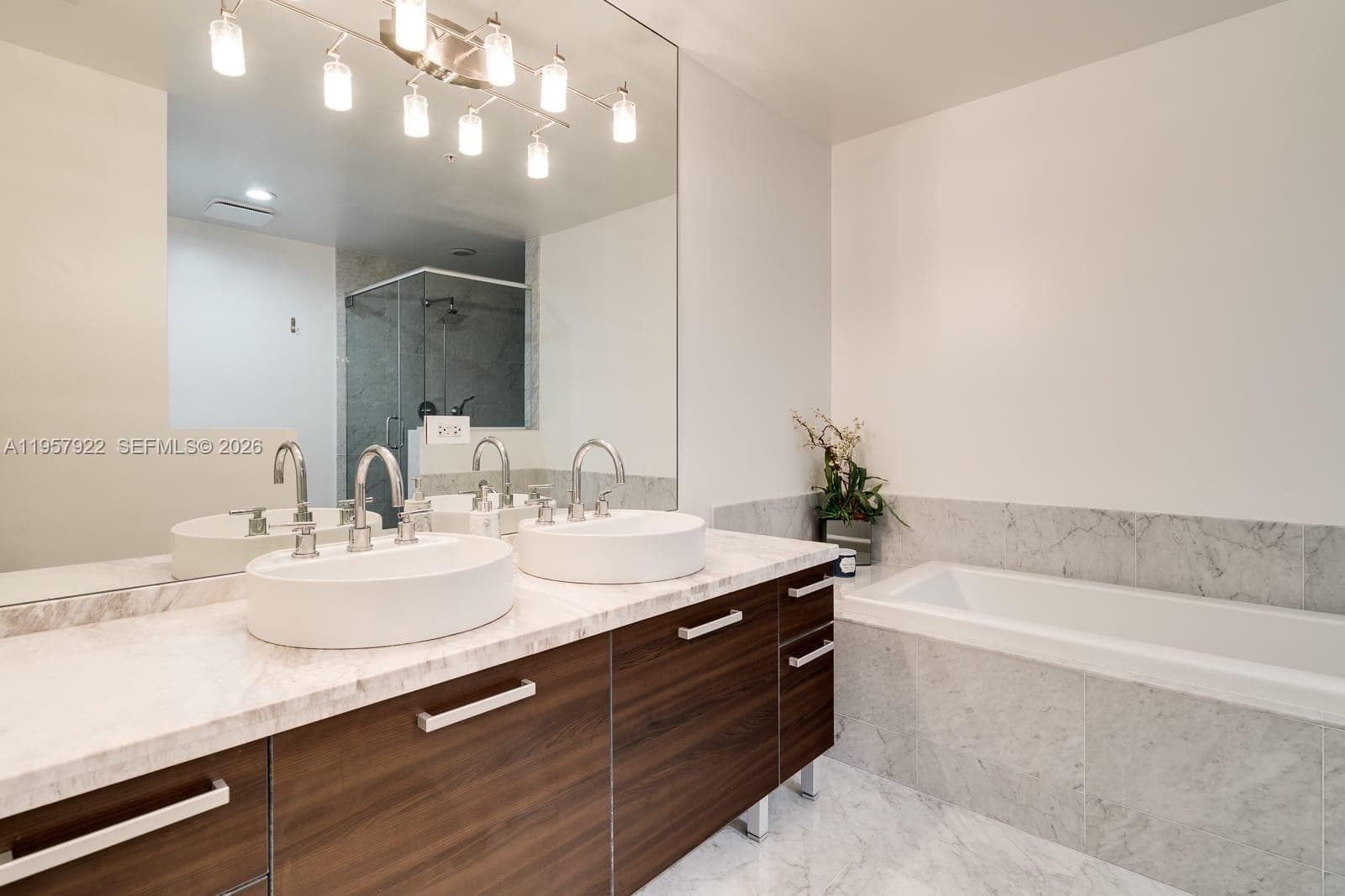 253 NE 2nd St # 4904, Miami FL 33132 — 15