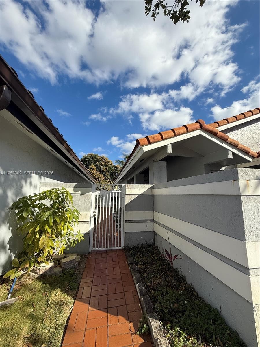 18237 NW 61st Pl, Hialeah FL 33015 — 2