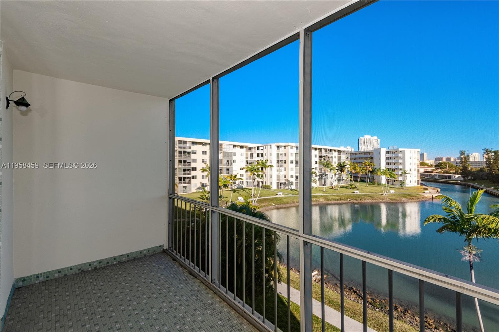 2851 Leonard Dr # J405, Aventura FL 33160 — 2