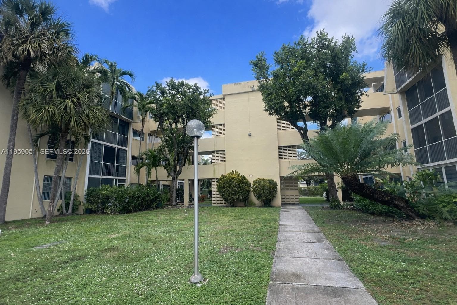 942 NE 199th St # 2F, Miami FL 33179 — 1