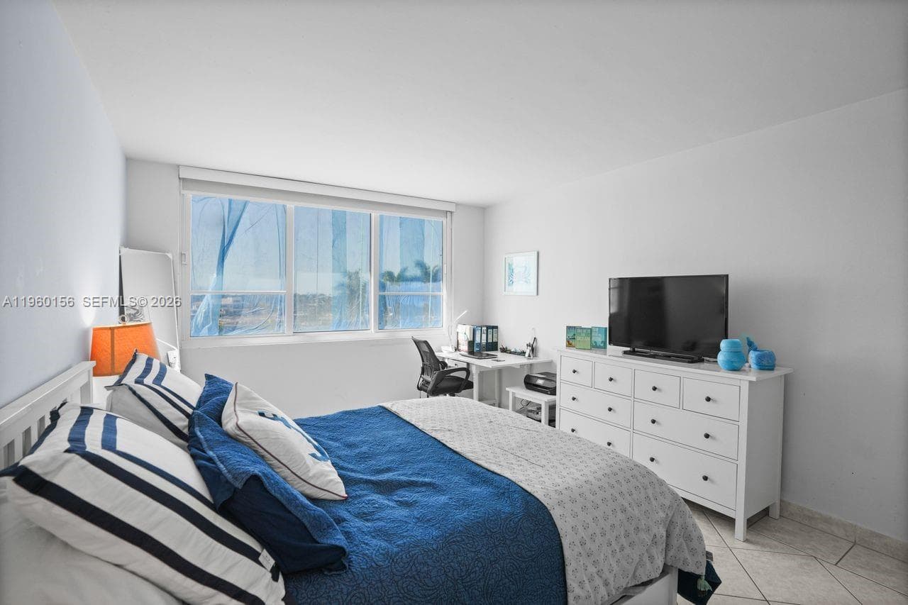 5005 Collins Ave # 504, Miami Beach FL 33140 — 32