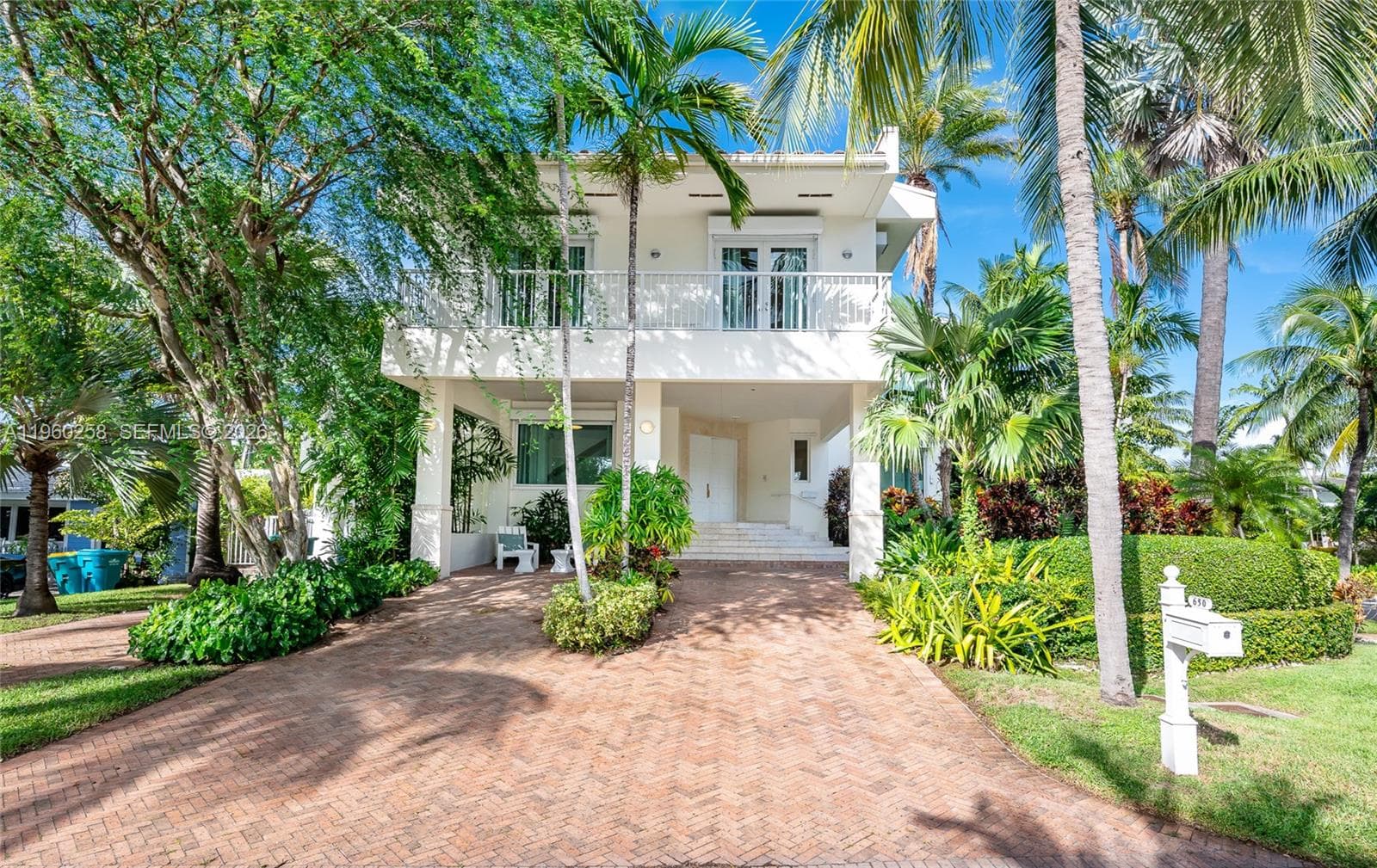 650 Curtiswood Dr, Key Biscayne FL 33149 — 34