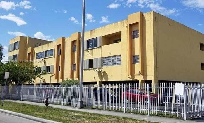 1555 W 44th Pl # 305, Hialeah FL 33012 — 2