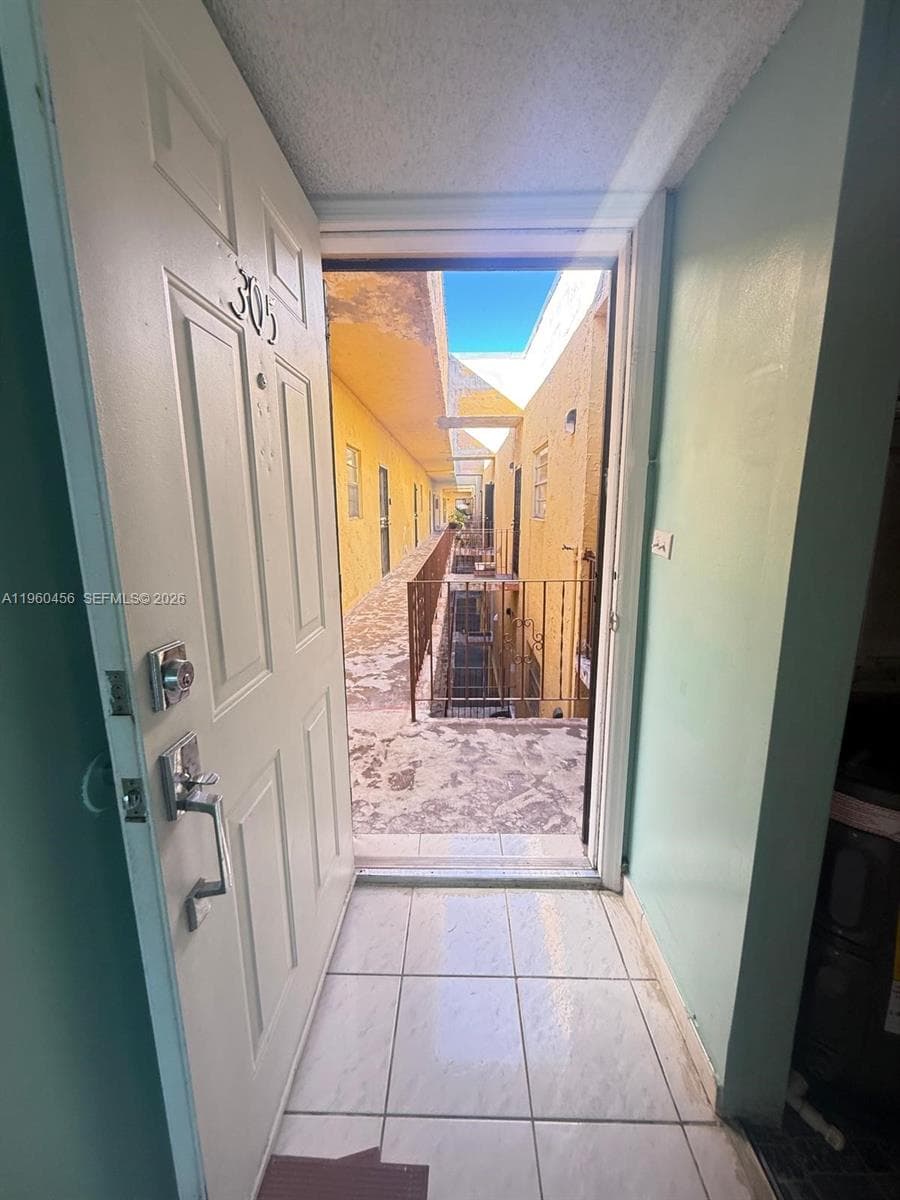 1555 W 44th Pl # 305, Hialeah FL 33012 — 3