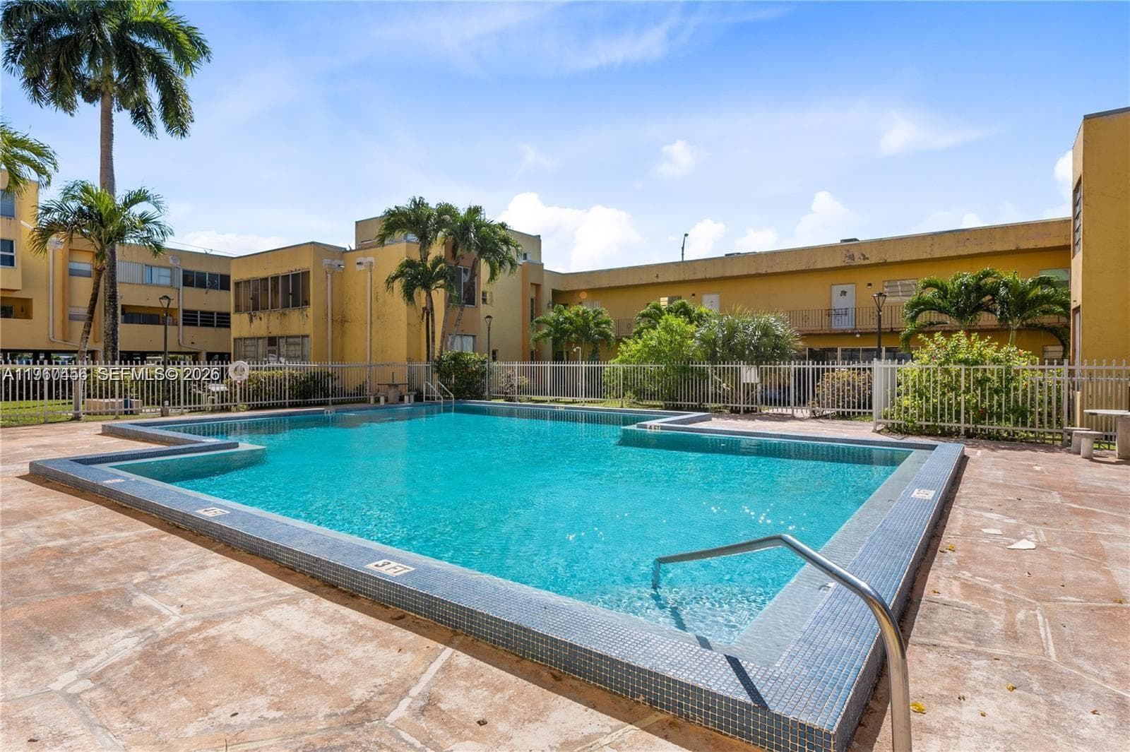1555 W 44th Pl # 305, Hialeah FL 33012 — 20