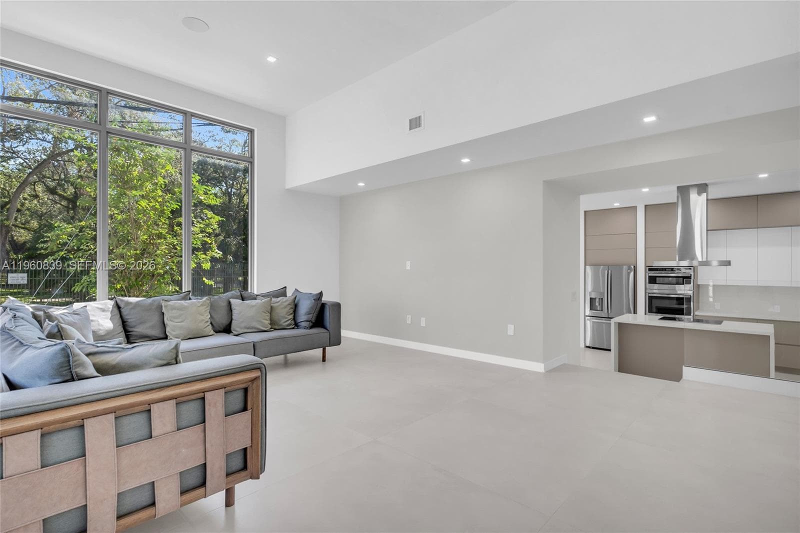 3204 Plaza St, Miami FL 33133 — 7