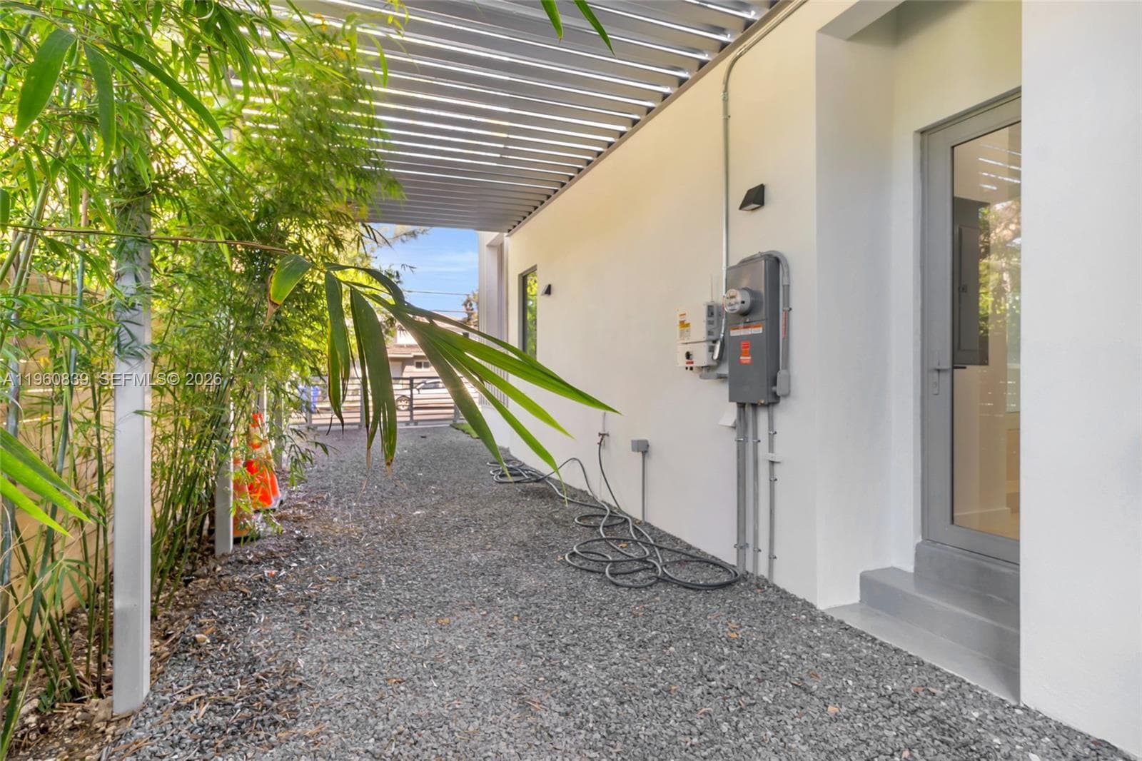 3204 Plaza St, Miami FL 33133 — 25