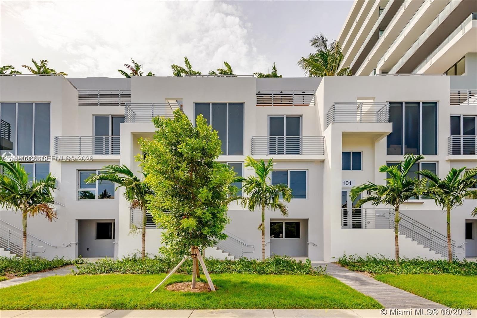 2960 NE 207th St # 102, Aventura FL 33180 — 31