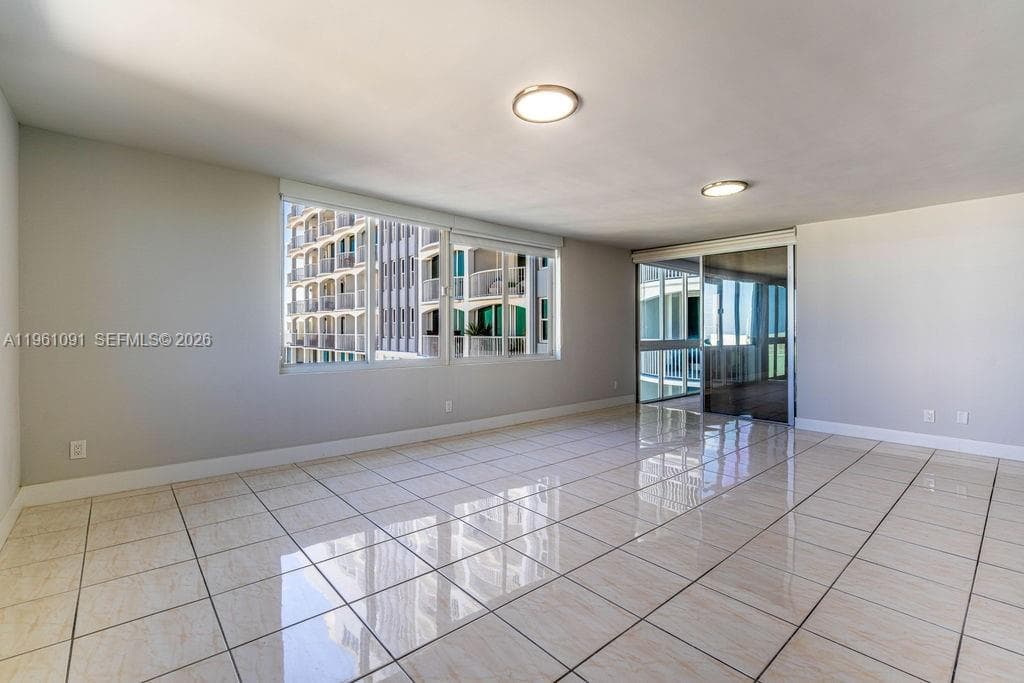 5401 Collins Ave # 919, Miami Beach FL 33140 — 5