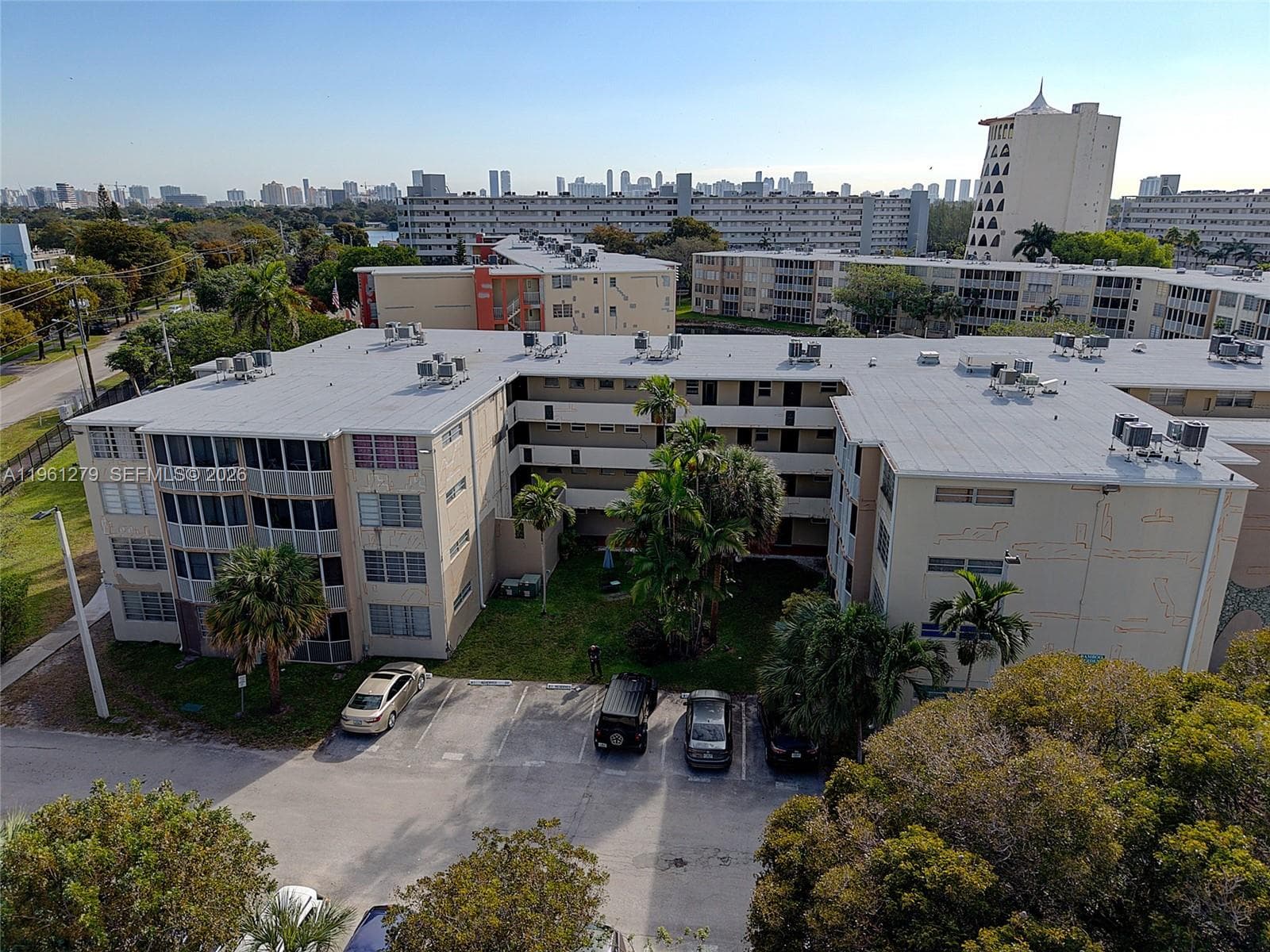 1690 NE 191st St # 1, Miami FL 33179 — 25
